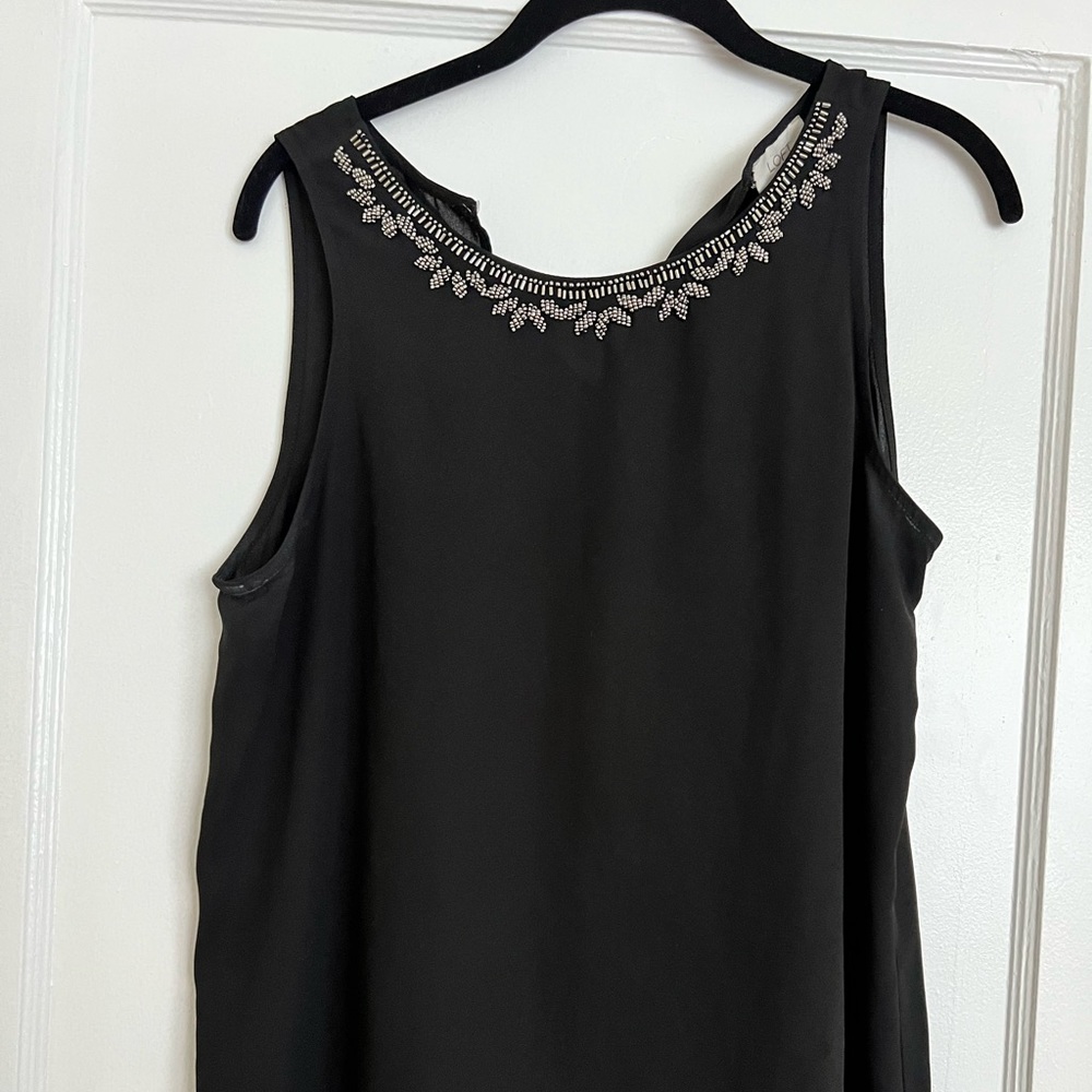 Detail neckline black yak top with eye and hook closure